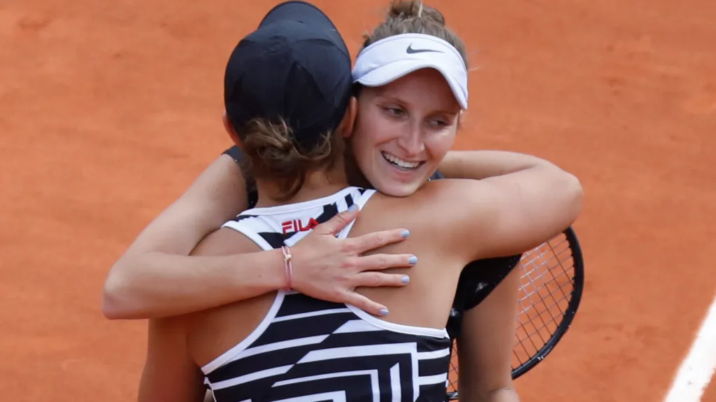 Markéta Vondroušová se objímá s Ashleigh Bartyovou