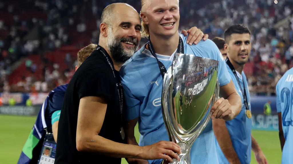 Pep Guardiola s Erlingem Haalandem a superpohárovou trofejí