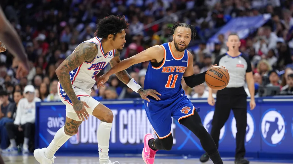 Jalen Brunson a Kelly Oubre Jr v zápase New Yorku s Philadelphií