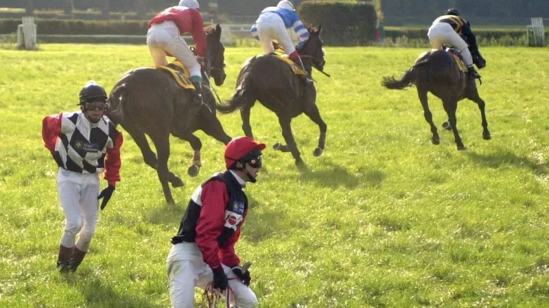 Peruán se Zdeňkem Matysíkem (vpravo) pokračuje v ročníku 2001 Velké pardubické