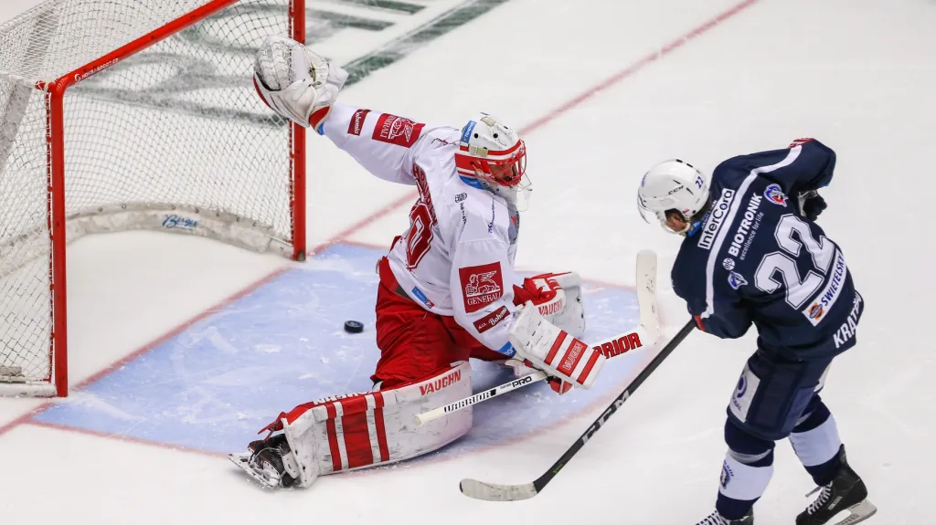 Ondřej Kratěna proměňuje nájezd proti Hrubcovi