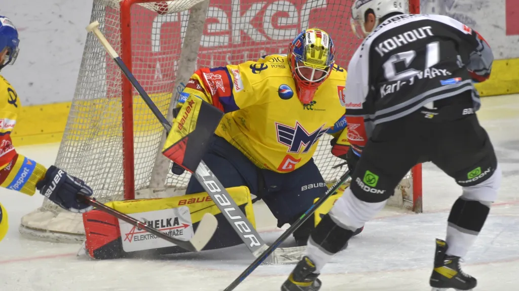 Brankář Marek Čiliak z Českých Budějovic v utkání proti Karlovým Varům