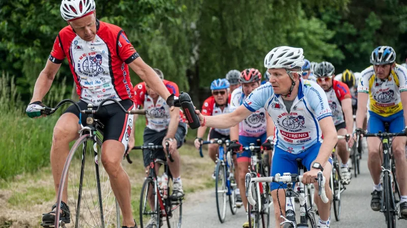 Josef Zimovčák (vlevo) v čele pelotonu na cyklotour Na kole dětem