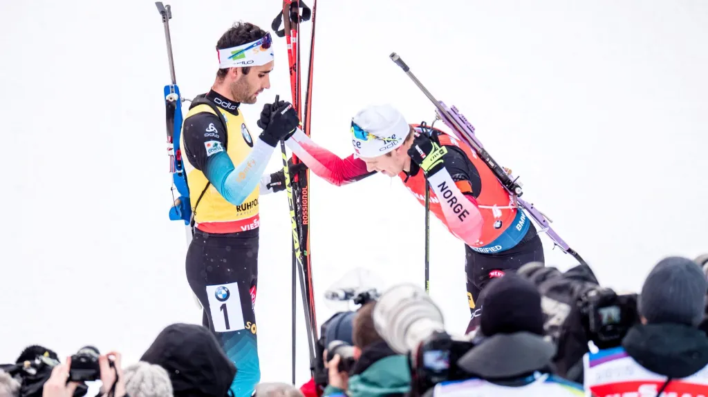 Martin Fourcade si podává ruku s Vetlem Christiansenem