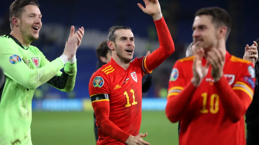 Slavící Gareth Bale v dresu Walesu