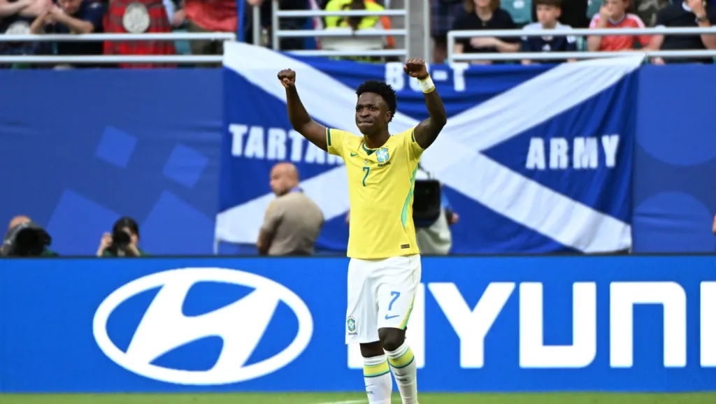 Vinícius Júnior slaví gól proti Skotsku