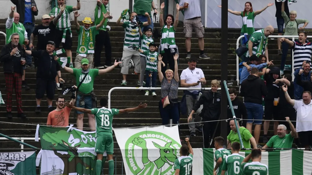 Jhon Mosquera slaví branku s fanoušky Bohemians