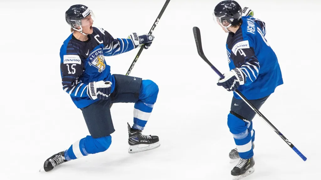 Kapitán finských juniorů Anton Lundell slaví gól