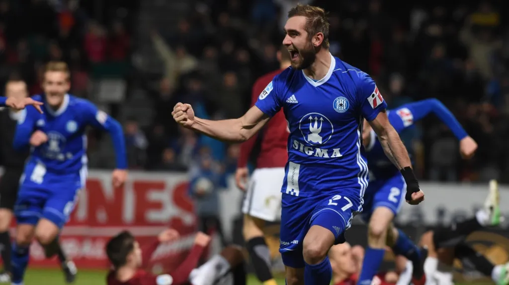Slavící Martin Sladký a hráči Olomouce v utkání se Spartou