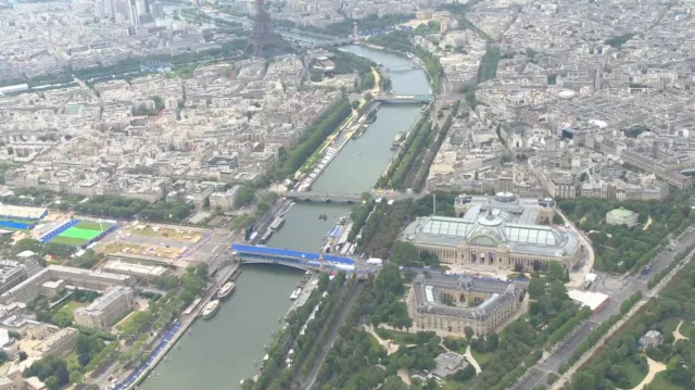 Slavnostní zahájení slibuje velkou show, místo nástupu sportovci poplují po Seině