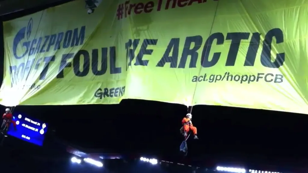 Výtržníci z Greenpeace přerušují zápas