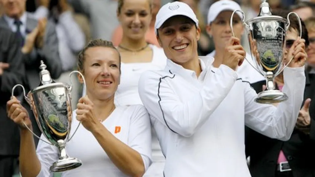 Květa Peschkeová (vlevo) slaví titul z Wimbledonu