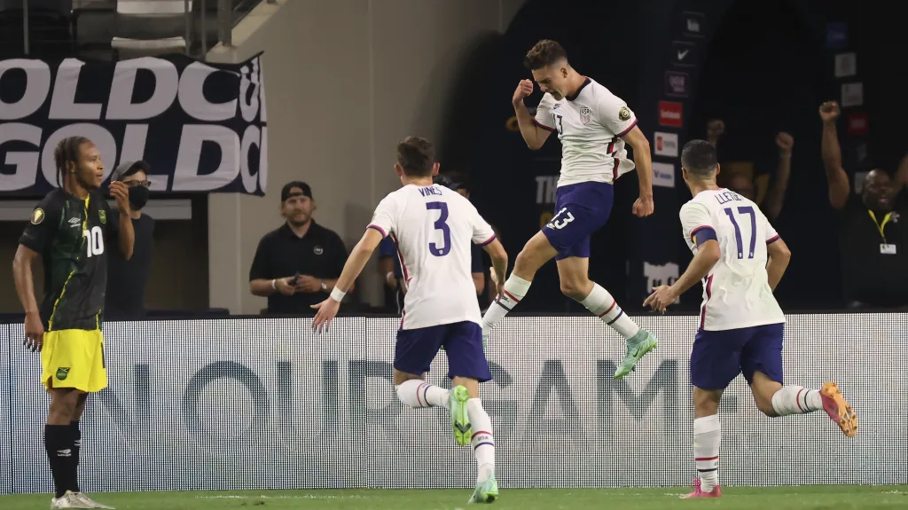 Fotbalisté USA oslavují gól proti Jamajce