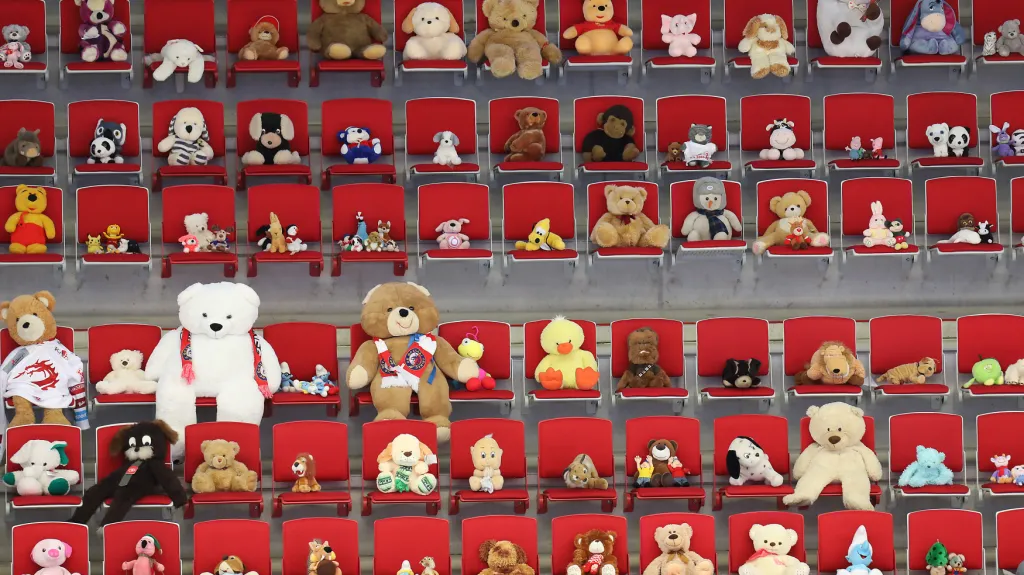 Plyšoví medvídci sledují extraligové střetnutí Třinec - Olomouc