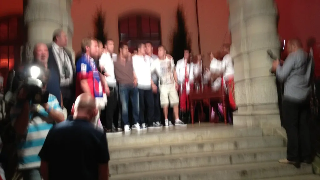 Takhle zpívali naši fotbalisté v Českém dome s kapelou hymnu