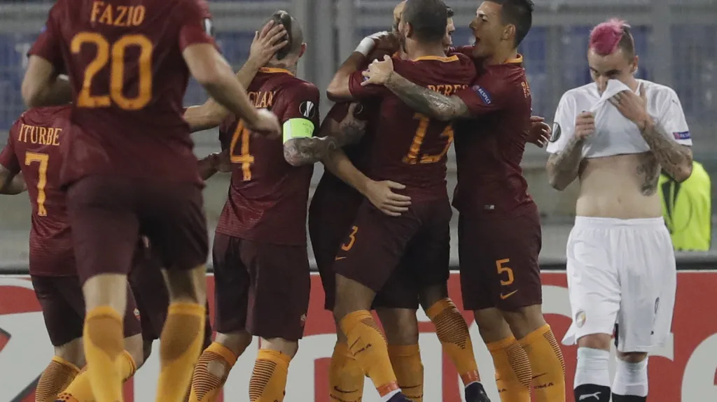 Martin Zeman (vpravo) v utkání s AS Řím