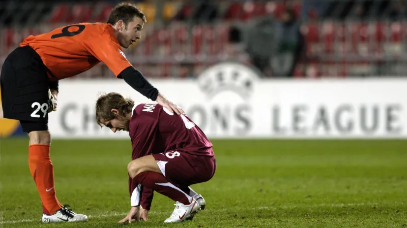 Zklamaní hráči Sparty Jaromír Blažek (vlevo) a Miroslav Matušovič