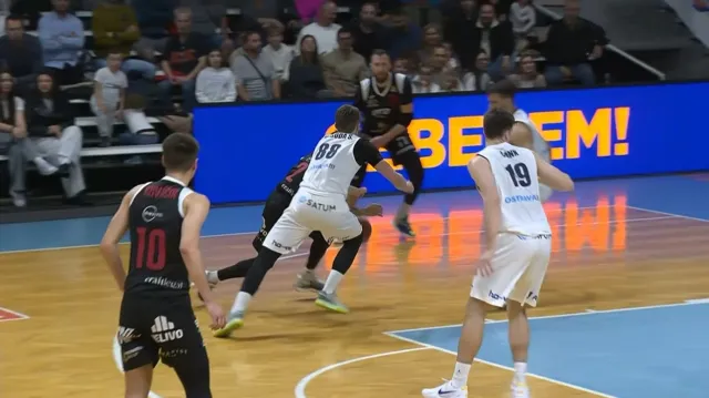 Závěr zápasu Ostrava – Nymburk a ohlasy