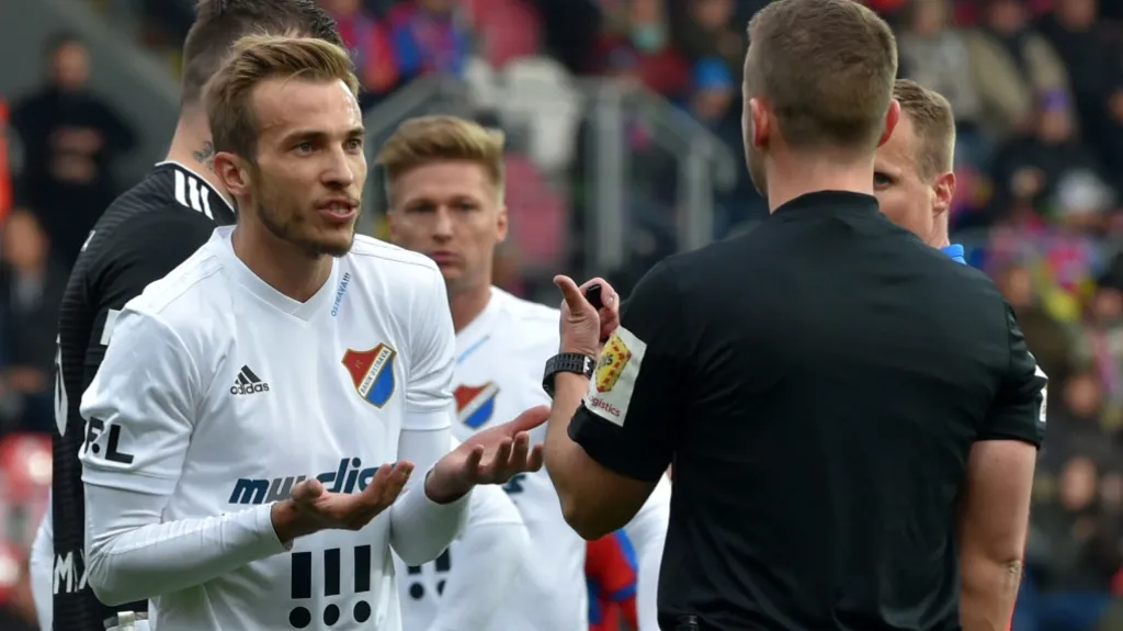 Nemanja Kuzmanovič z Baníku Ostrava v diskusi s rozhodčím
