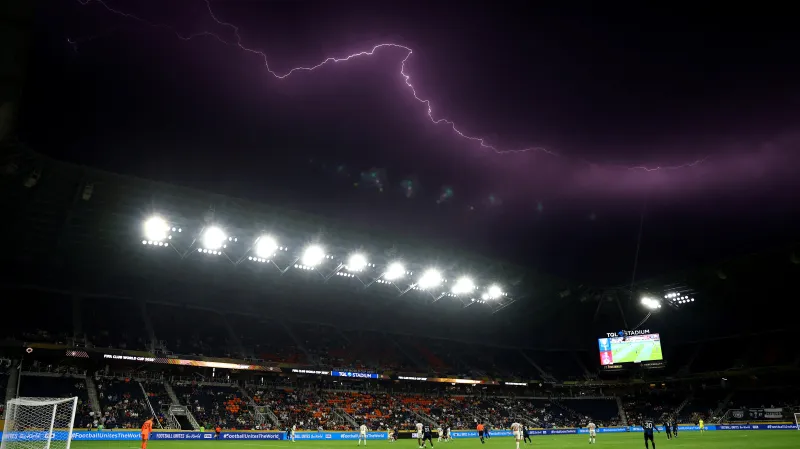 Bouřka při utkání Salcburk – Pachuca