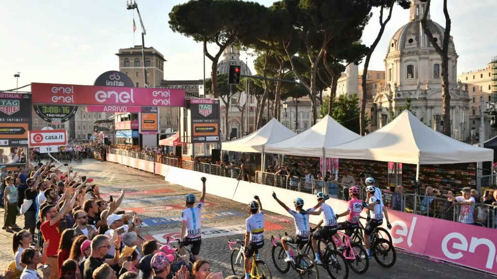 Chris Froome projíždí cílem spolu s domestiky z Teamu Sky