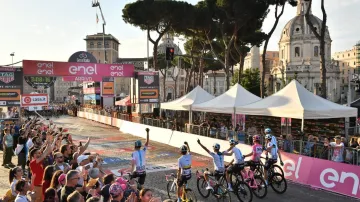 Chris Froome projíždí cílem spolu s domestiky z Teamu Sky