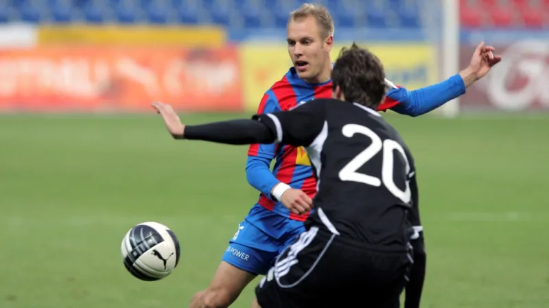 Daniel Kolář z Plzně v souboji s Jaroslavem Starým ze Žižkova