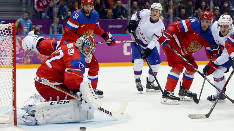 Sergej Bobrovskij kontroluje puk