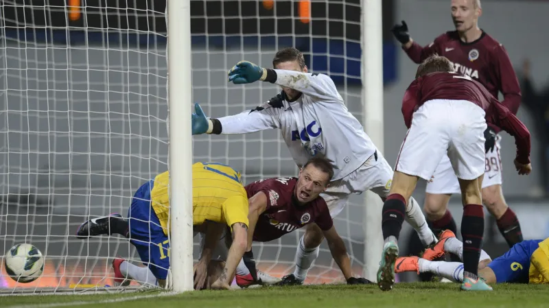 Balaj po skrumáži míč do branky nakonec dotlačil