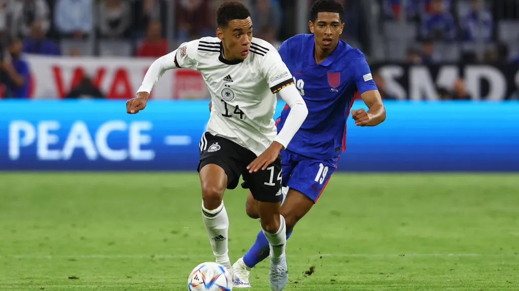 Jamal Musiala z Německa (vlevo) a Jude Bellingham z Anglie