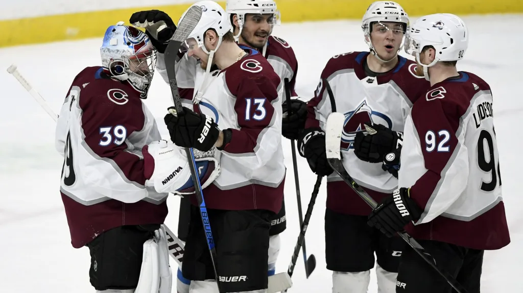 Pavel Francouz se raduje se spoluhráči