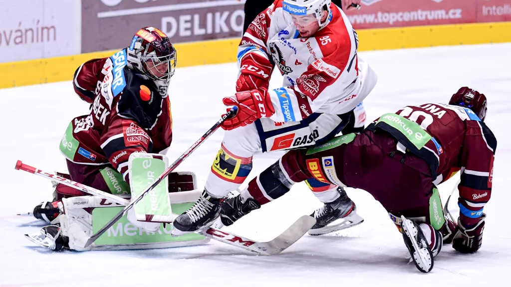 Pardubický Jan Mandát dělá rozruch před brankou Sparty