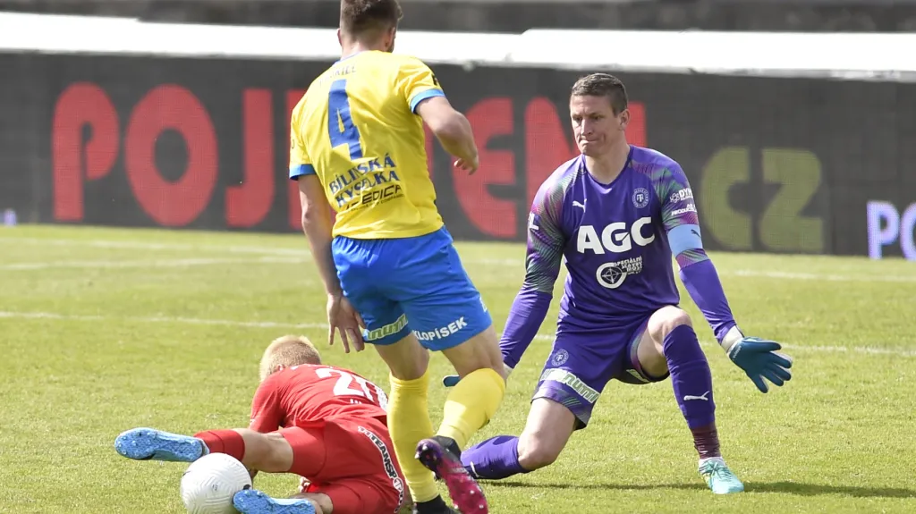 Šimon Gabriel po faulu na Jana Hladíka obdržel červenou kartu