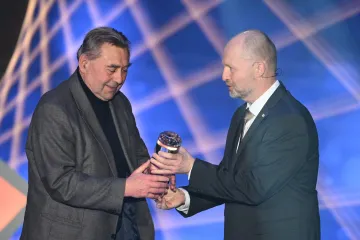 Karel Kroupa (vlevo) přebírá cenu po uvedení do Síně slávy