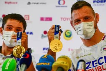 Krpálek a Prskavec na tiskové konferenci po návratu z Tokia