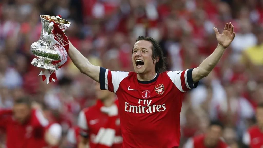 Tomáš Rosický s trofejí pro vítěze FA Cupu