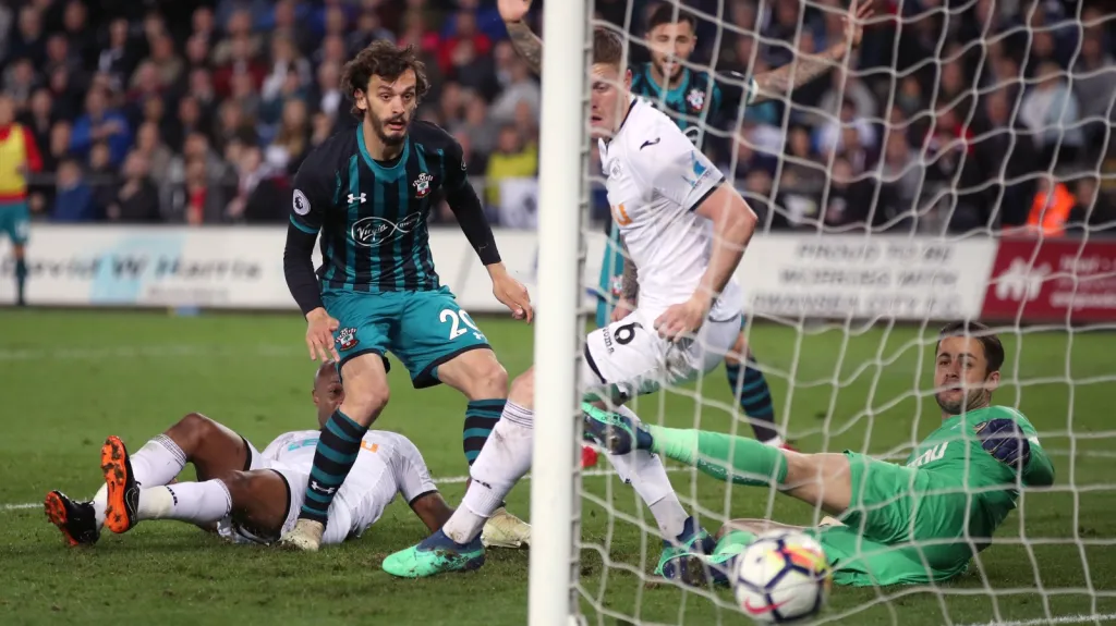 Gabbiadini ze Southamptonu dává gól Swansea