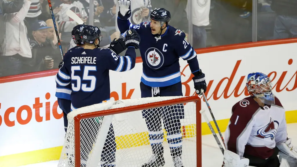 Kapitán Winnipegu Blake Wheeler se raduje se spoluhráči