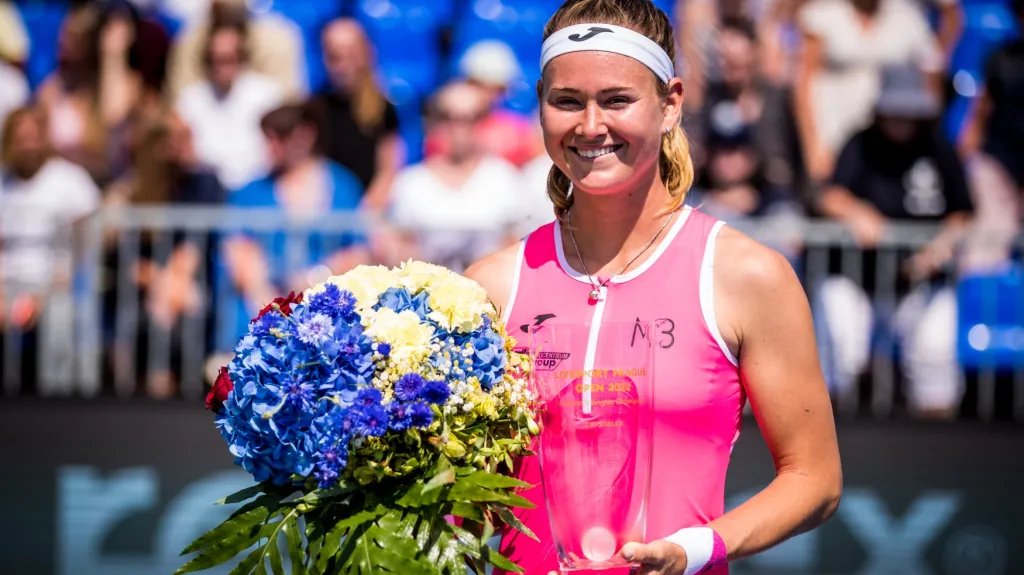 Marie Bouzková s trofejí pro šampionku Prague Open