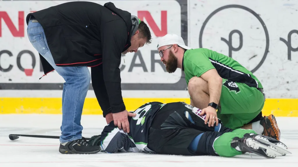 David Výborný leží na ledě po zákroku Bedřicha Köhlera