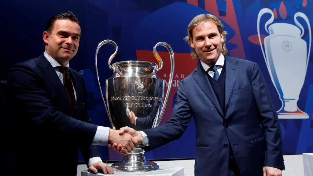 Marc Overmars (vlevo) a Pavel Nedvěd při losování play-off LM