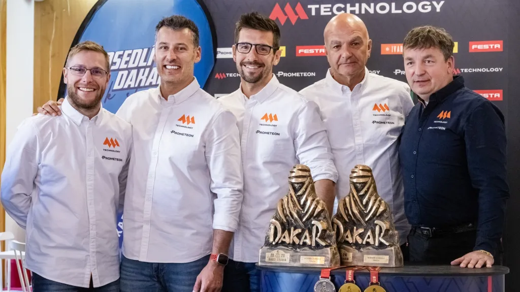 Martin Macík (uprostřed) s týmem MM Technology po Dakaru