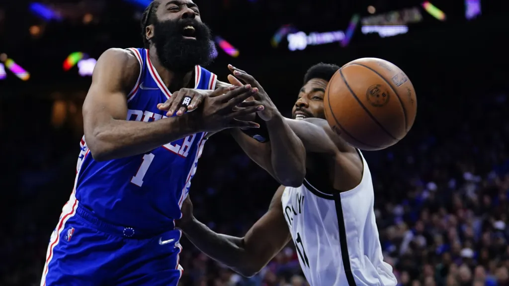 James Harden z Philadelphie (vlevo) v utkání proti Brooklynu