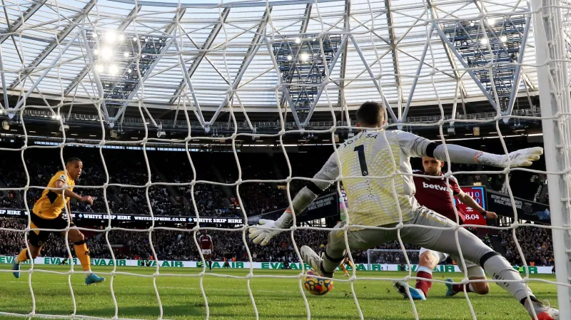 Souček střílí branku