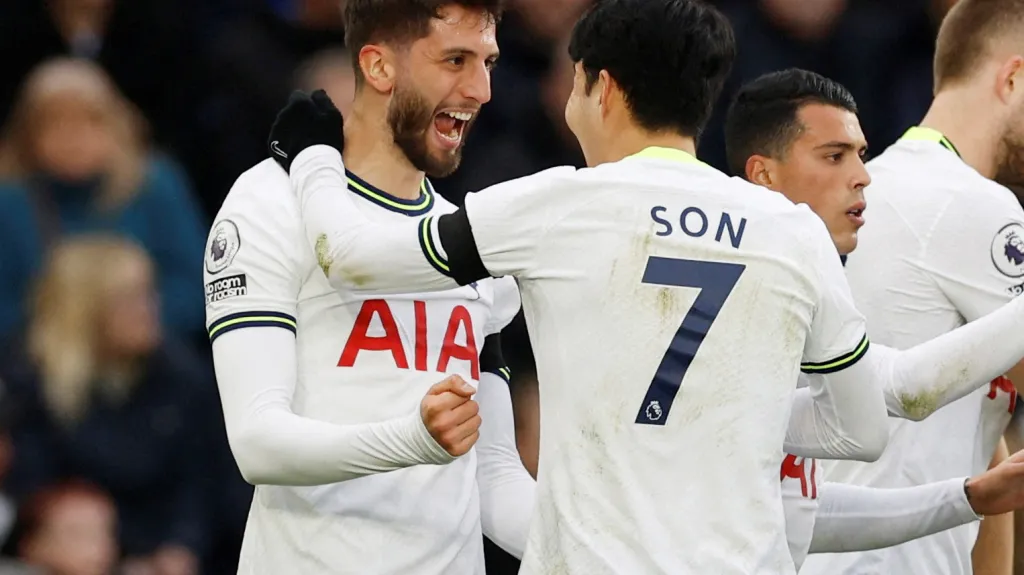 Hráči Tottenhamu Rordigo Bentancur a Son Hun-min