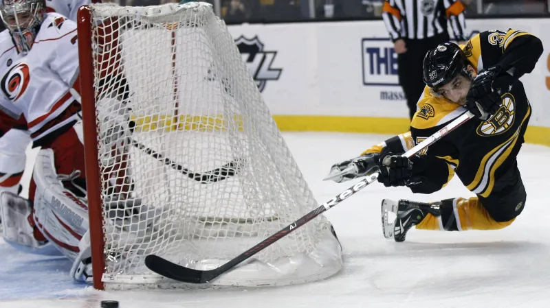 Patrice Bergeron v utkání s Carolinou