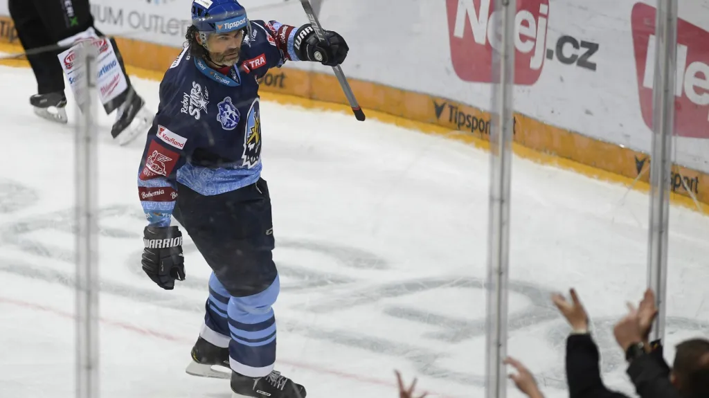 Jaromír Jágr z Kladna oslavuje jeden z gólů v utkání se Spartou
