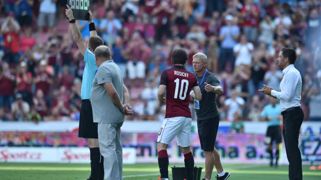 Tomáš Rosický nastupuje na hřiště v dresu Sparty