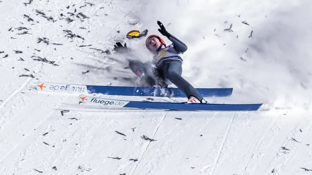 David Siegel padá v týmovém závodu v Zakopaném