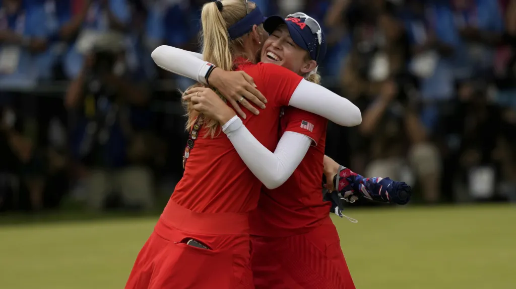 Nelly Kordová (vpravo) přijímá gratulace od své sestry Jessicy (vlevo)